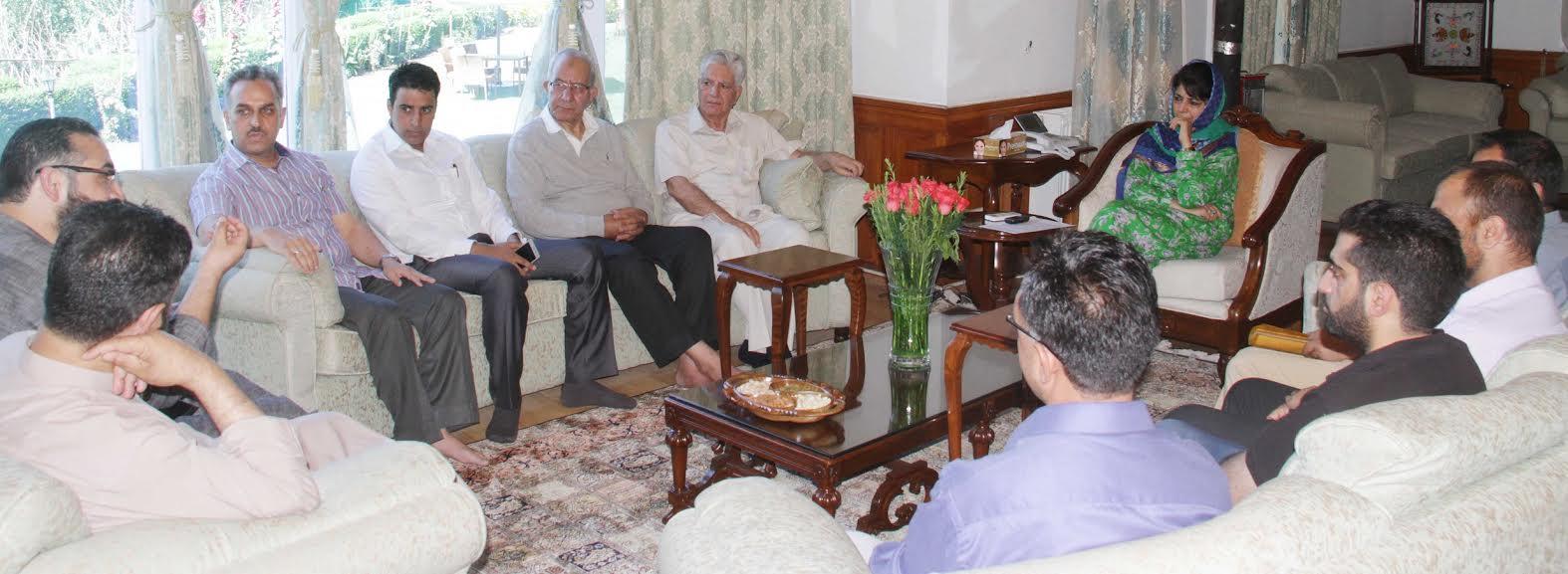 CSFK delegation calls on Mehbooba
